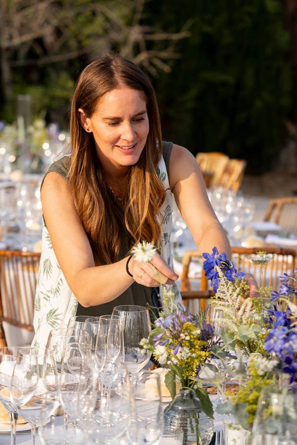 Wedding planner en España decorando la mesa